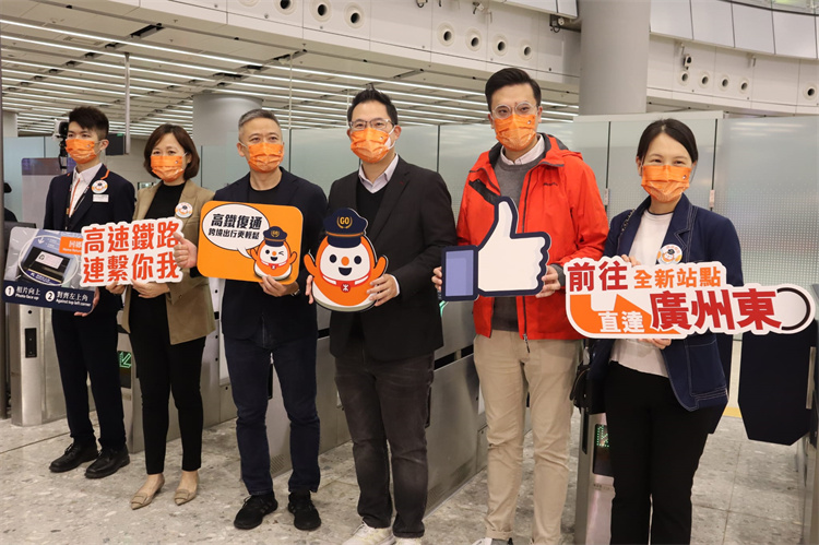 有片丨立法會議員搶搭首班車 3年来首次離開香港心情興奮