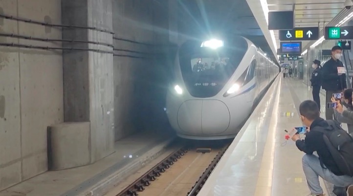 有片｜首班深圳北至香港西九龍高鐵到站