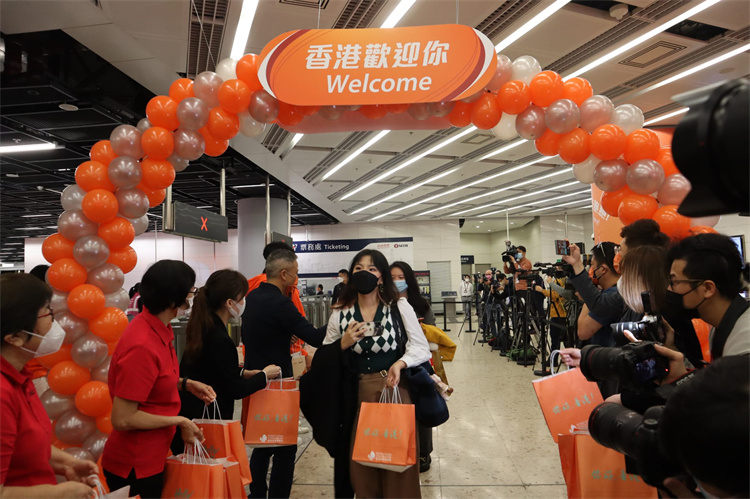 圖集｜首班高鐵7點42分抵港 港鐵及旅發局舉行歡迎儀式並向旅客派發禮品