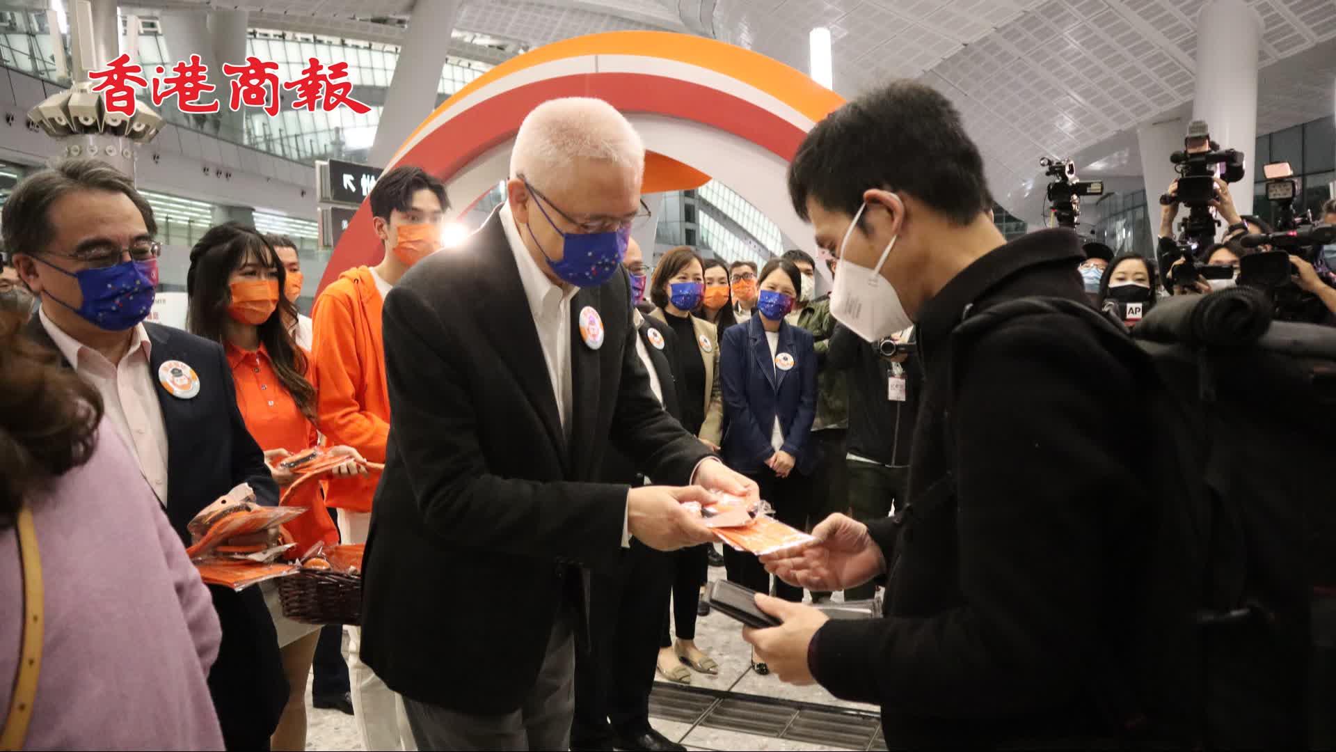 有片｜直擊廣深港高鐵復運 港鐵剪綵慶祝並向來港乘客派發禮品