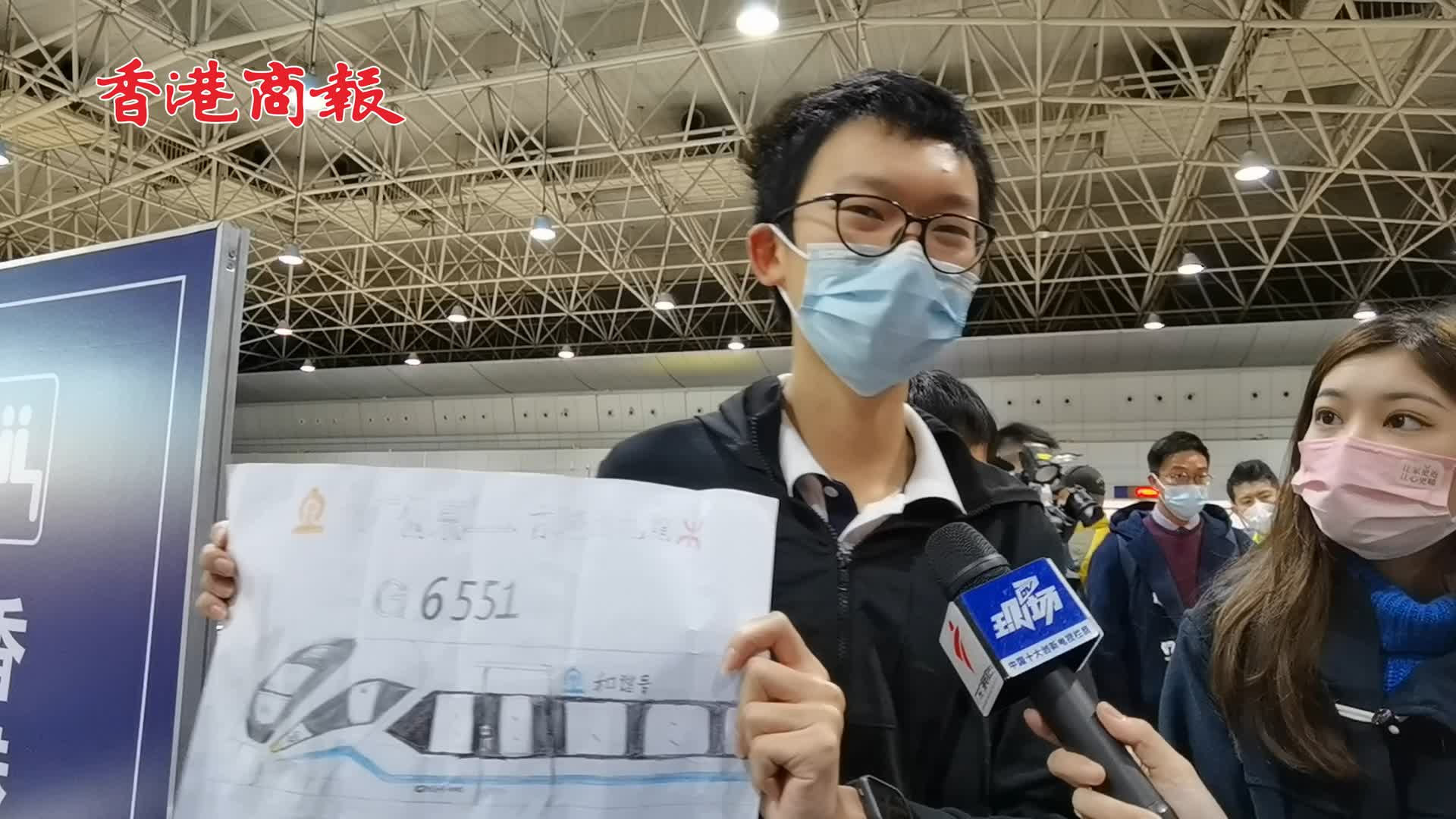 有片｜直擊廣深港高鐵 學生特意畫高鐵列車送給車上旅客