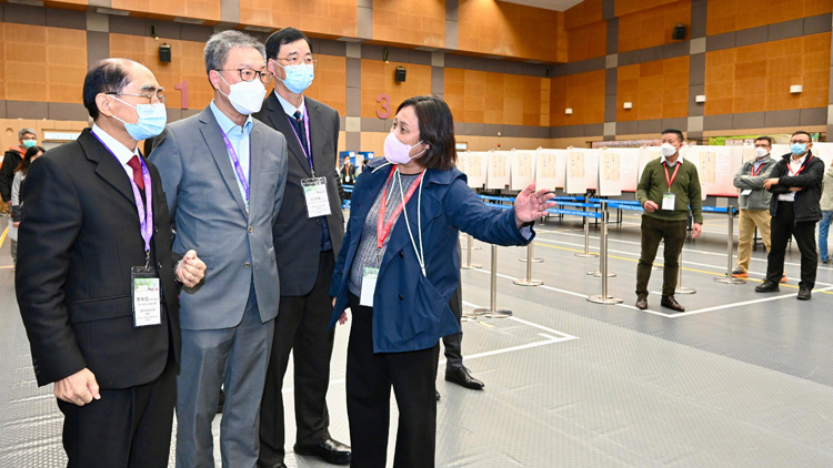 陸啟康巡視鄉郊一般選舉街坊代表選舉票站 指各項安排大致良好