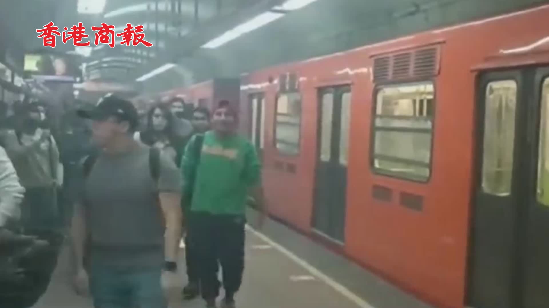 有片 | 墨西哥城地鐵發生車廂脫節事故 約500名乘客被疏散