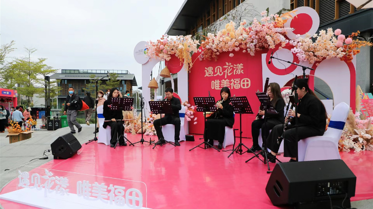 新年儀式感拉滿 在深圳福田邊看演出邊賞花