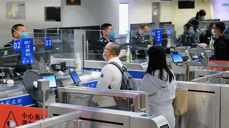 【商報圖說】兩地通關 港人出境大增