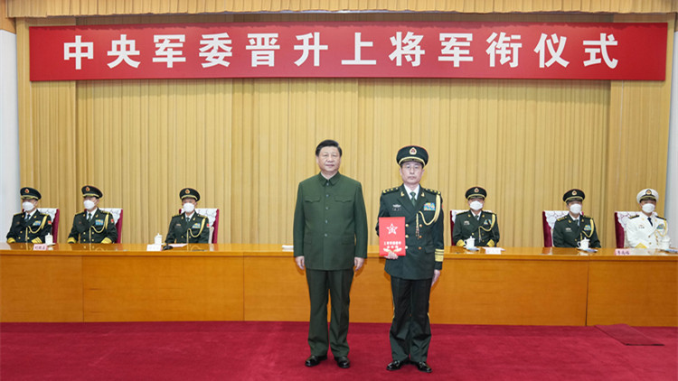 中央軍委舉行晉升上將軍銜儀式 習近平頒發命令狀並向晉銜的軍官表示祝賀