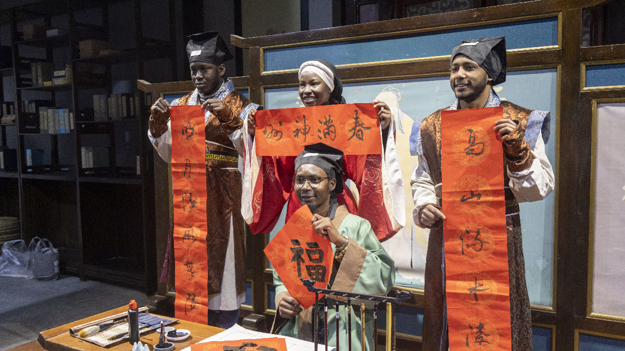 寫春聯、穿漢服、學功夫，留學生在泰安喜過「中國年」