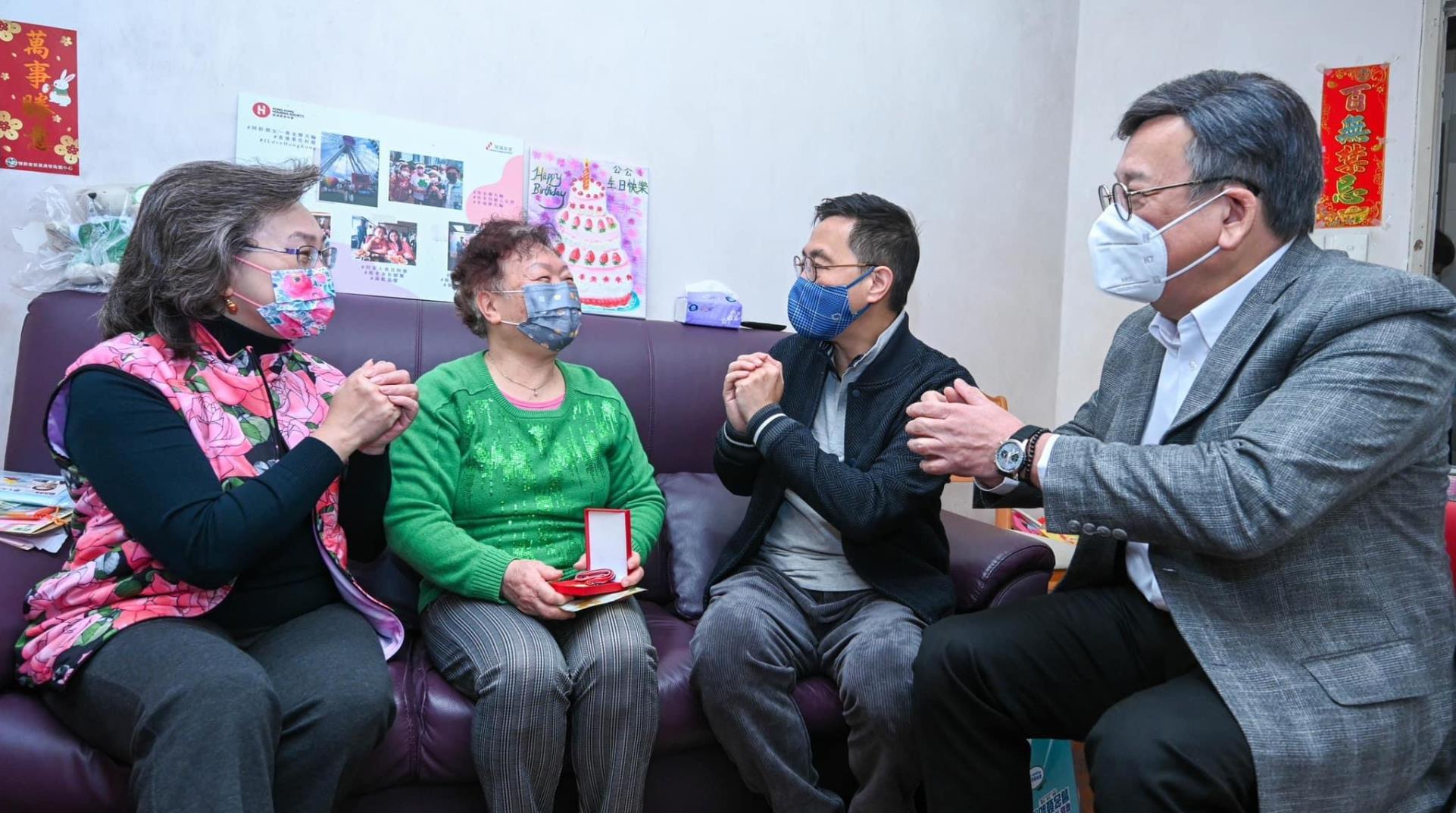 丘應樺與政務司等司局長團隊探訪北角長者家庭