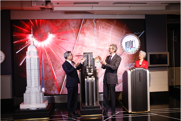 紐約帝國大廈點亮中國紅慶祝兔年春節