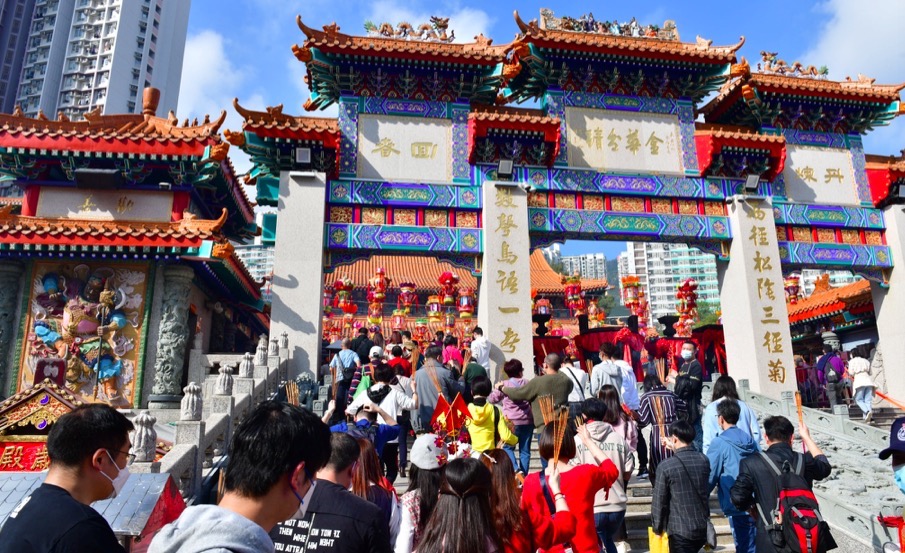 多圖｜大年初一 大批市民到黃大仙祠參拜祈福