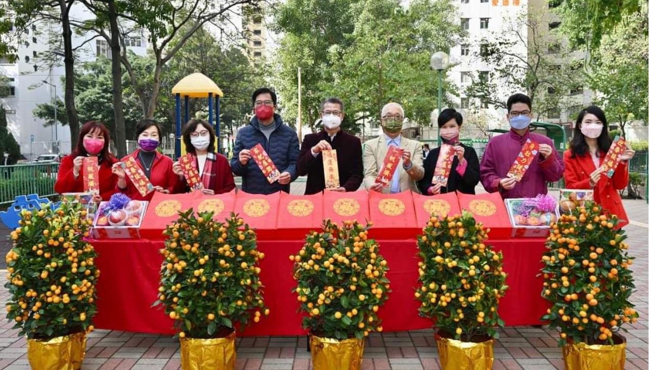 過年落區被伯伯大讚「beautiful」氹到靚女局長好開心