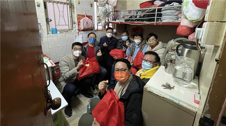 政府官員及議員探訪觀塘劏房戶 送新春溫暖
