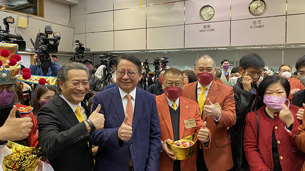 有片 | 金銀業貿易場兔年新春開市 九九金第一口價每両報18088元