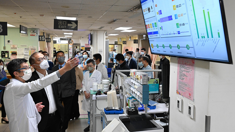 盧寵茂視察基督教聯合醫院 籲市民盡快接種流感及新冠疫苗