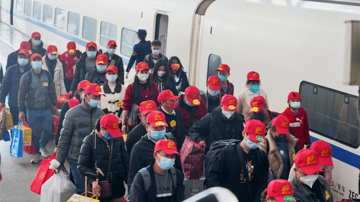 廣東穩就業促發展 桂籍務工人員入粵返崗免費專列抵達