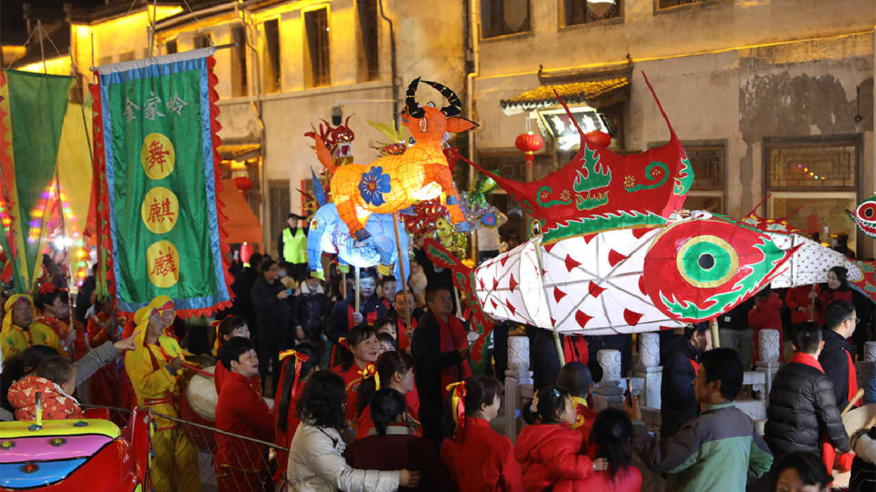「黟起趣過年」  徽黃「十喜燈龍」首秀黟縣古城
