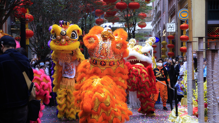 圖集｜金龍醒獅舞動利東街 鑼鼓喧天氣氛熾熱