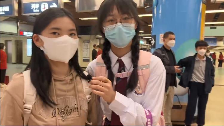 有片｜跨境學童抵港搭乘港鐵上課：終於結束上網課 期待與同學見面