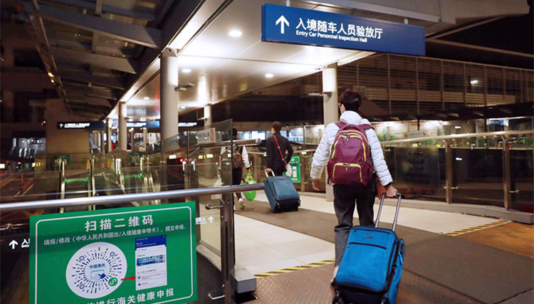 港澳與內地全面恢復通關首日 首批自香港入境旅客抵達珠海