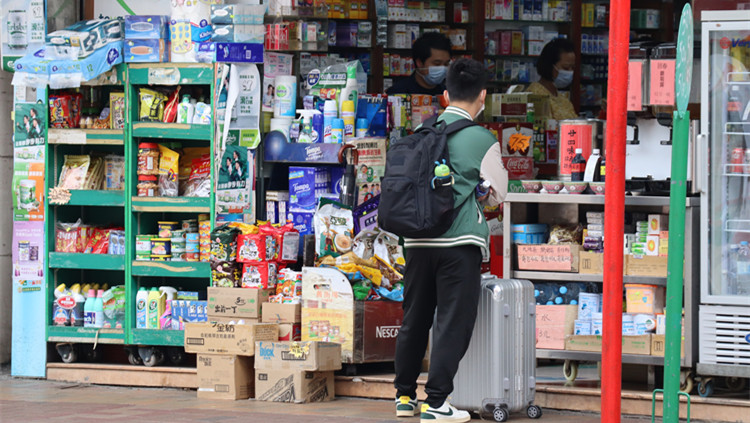 有片丨上水重見內地客 有家長來港替跨境學童購校服