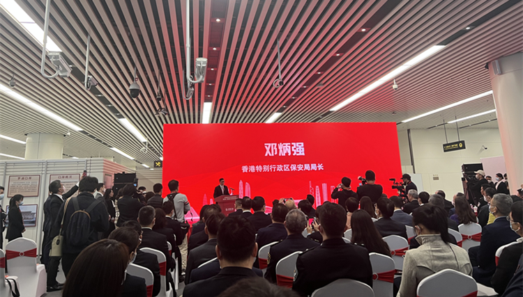 蓮塘口岸啟用旅檢服務迎來首位旅客  鄧炳強：香港已準備好迎接內地旅客