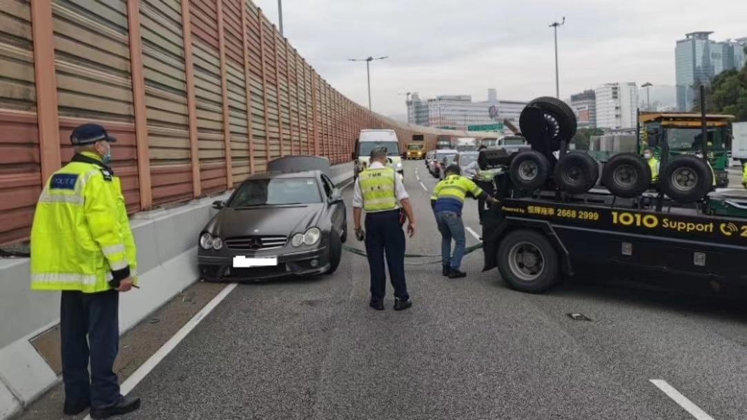 青葵公路司機昏迷撞隔音屏 送院證實不治