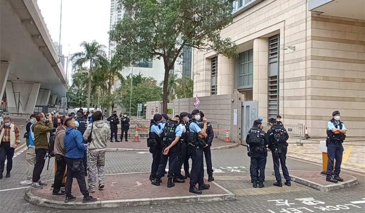 非法「初選」案審訊第三日  法院玻璃幕牆突損毀