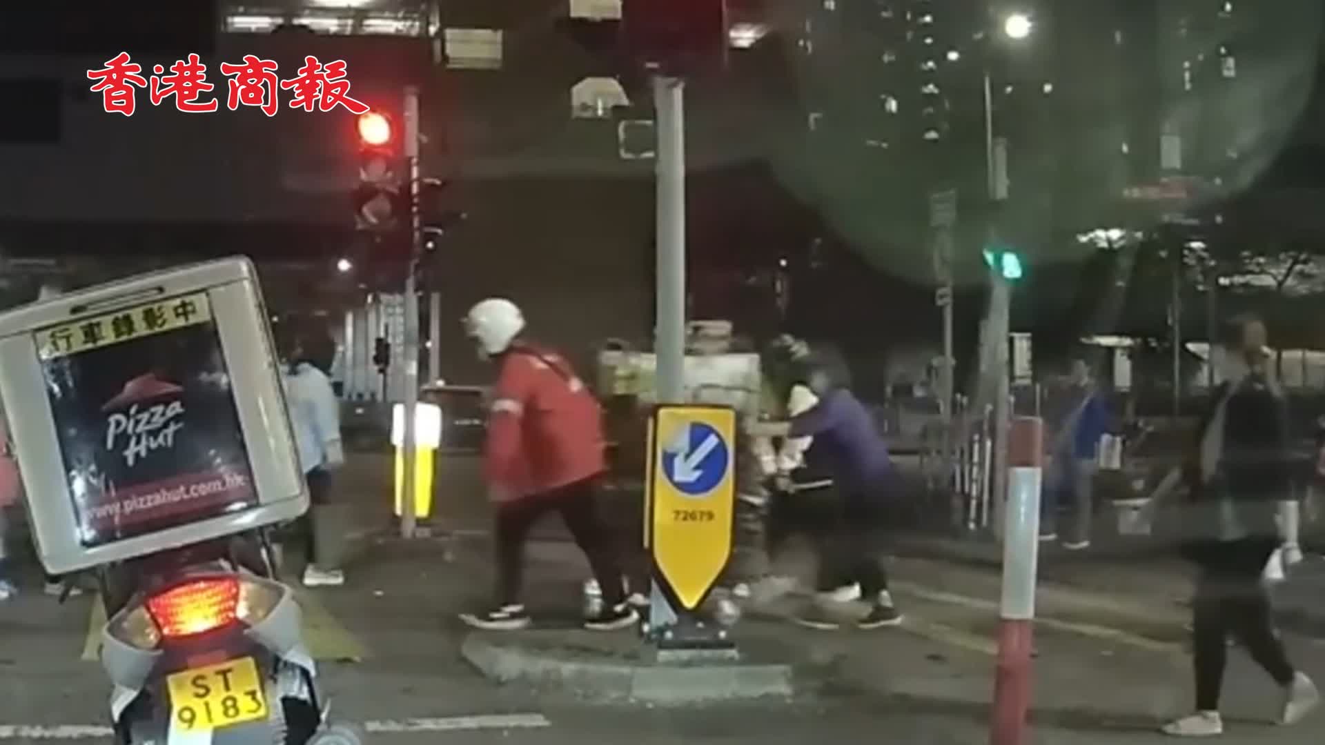 有片 | 人間有善良 熱心Pizza Hut哥哥幫婆婆推車過馬路