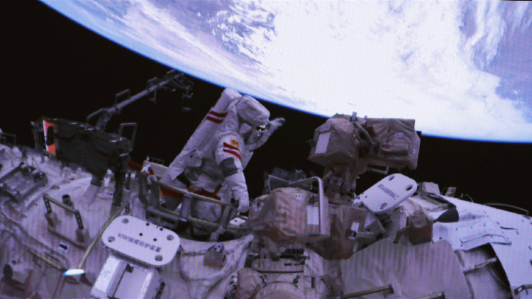 神舟十五號航天員乘組圓滿完成首次出艙任務