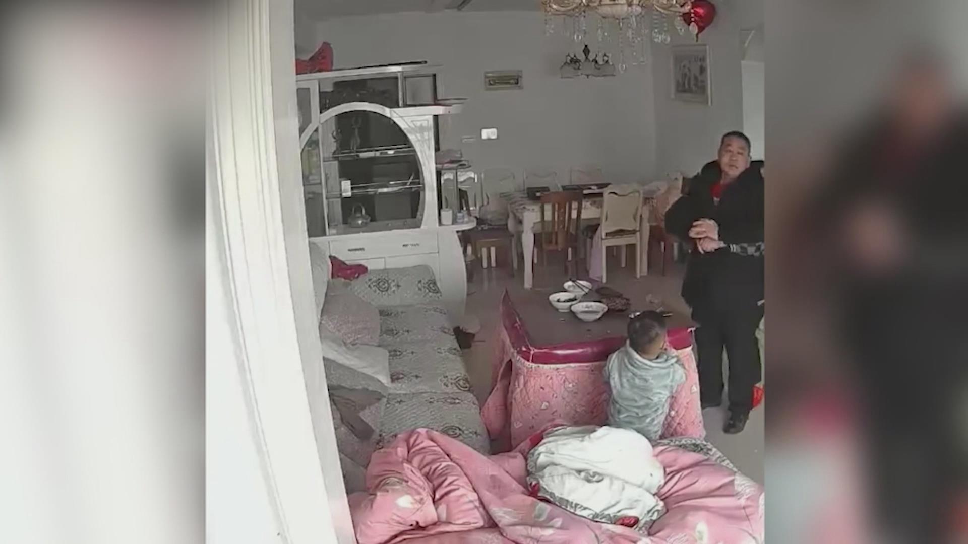 有片｜貴州遵義：父親被卡喉 14歲女孩用海姆立克法急救