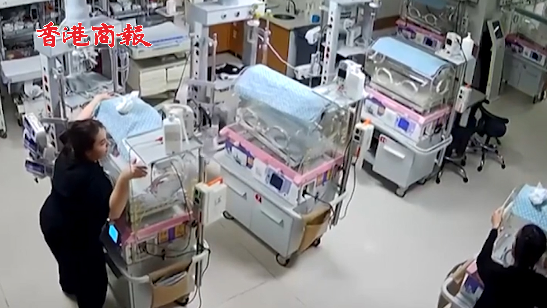 有片丨暖心！土耳其護士在強震瞬間 用身體緊緊護住保溫箱的新生兒