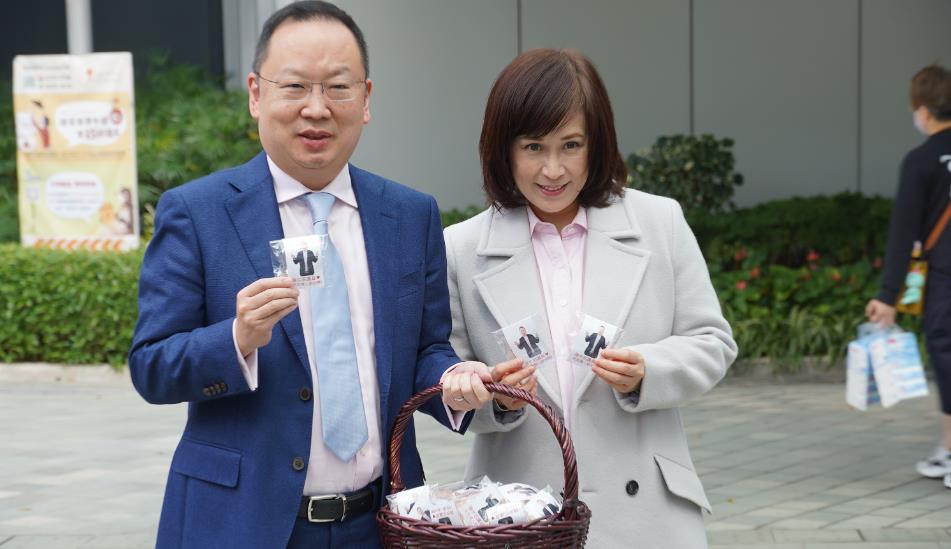 民建聯陳仲尼偕太太情人節向市民派朱古力