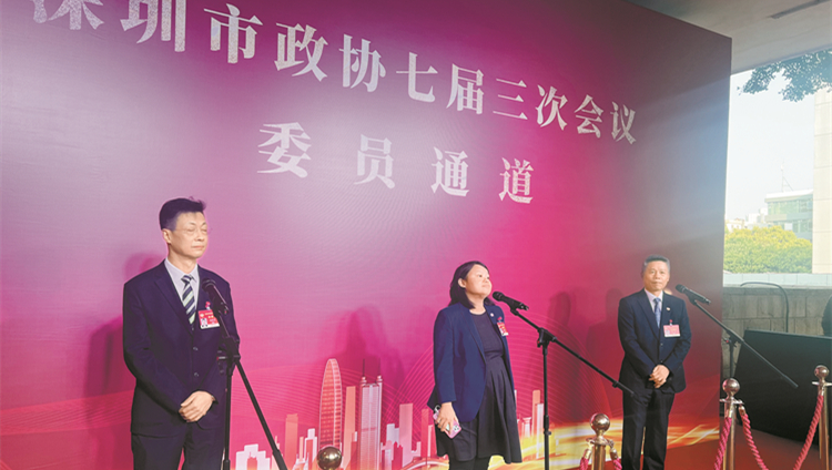 本報記者現場提問政協委員 李培埡籲教育融合促深港交流