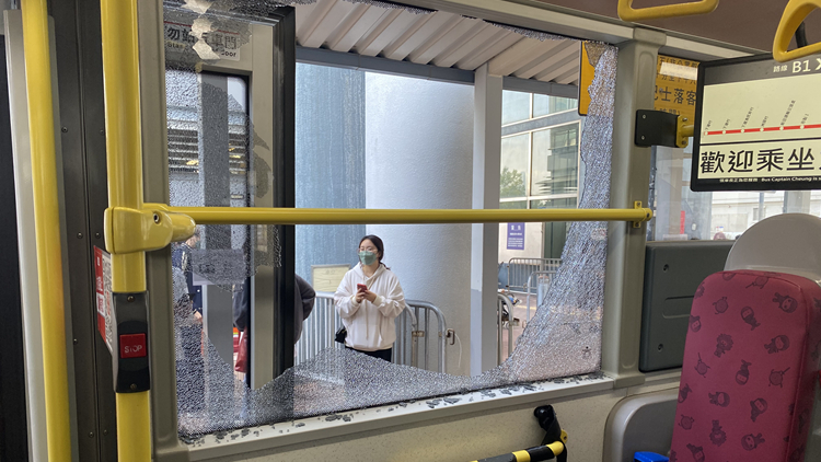 有片｜【突發】周末北上現人潮 逼爆口岸巴士玻璃？
