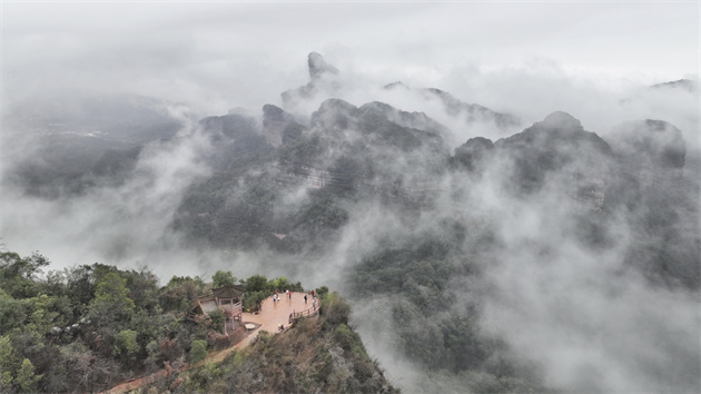 丹山雲海、日映霞光，韶關丹霞山千里江山美如畫