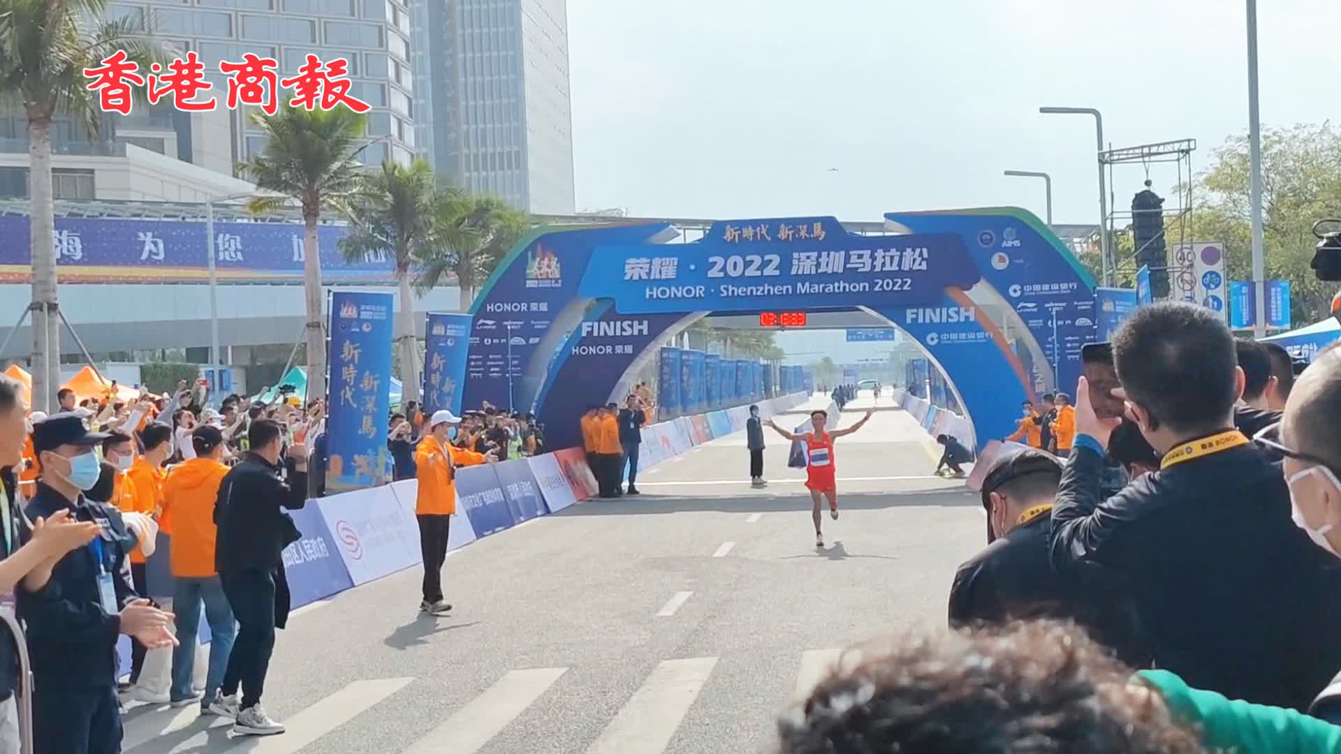 有片 | 「深馬賽道沿途非常美」 中國選手何杰奪男子組冠軍！