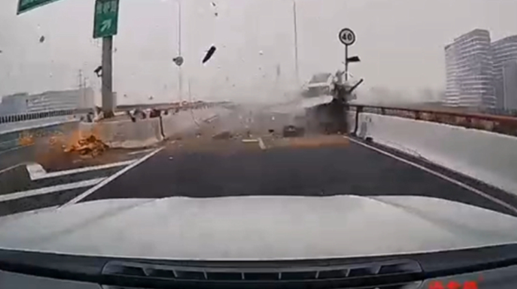 有片 | 上海一小車失控翻下高架並起火 司機當場死亡