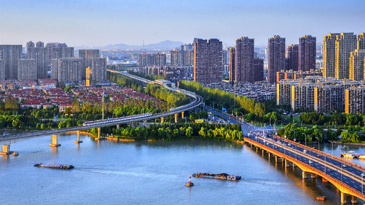 無錫惠山：「鯤鵬迭變」乘風起