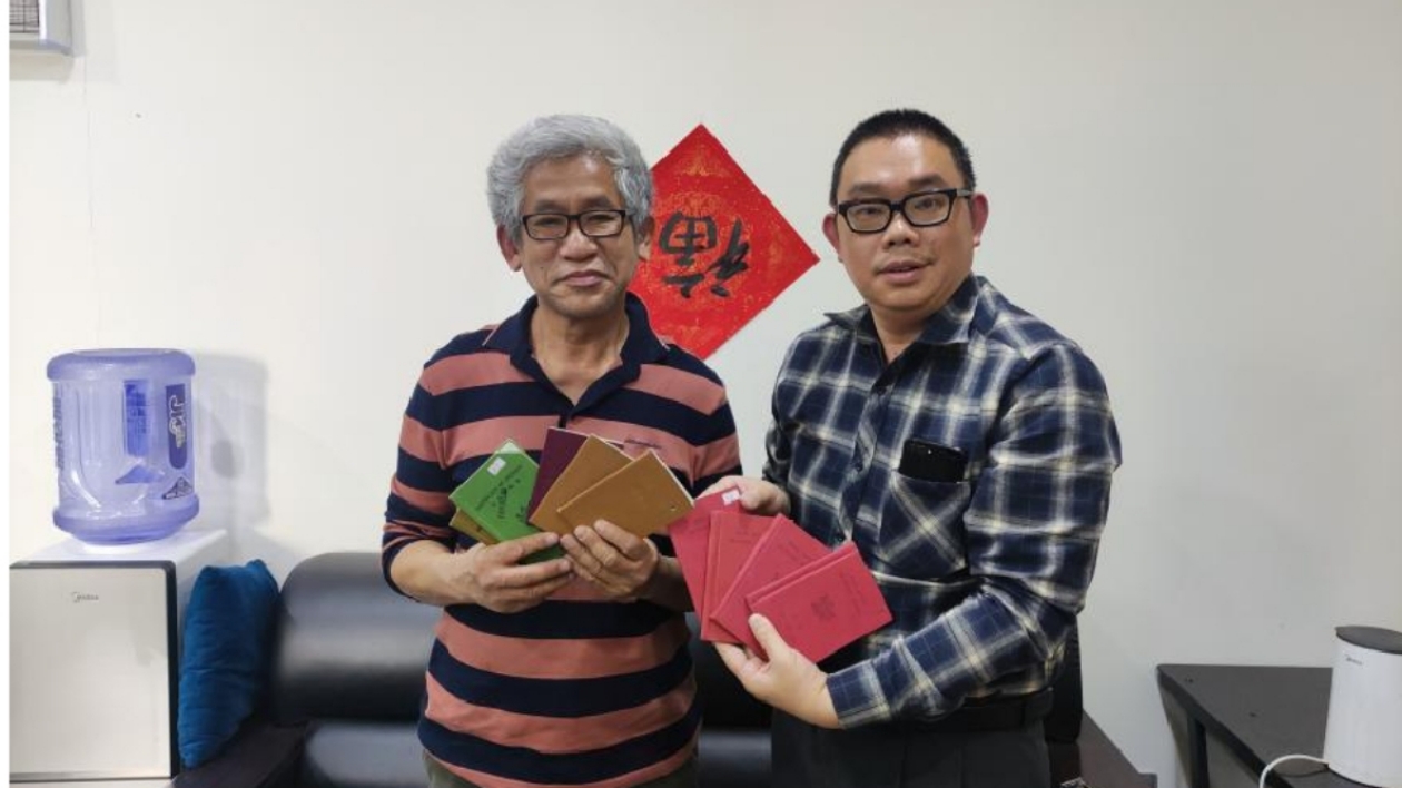 江門籍香港同胞周峻雄向江門市僑聯捐贈僑史文物