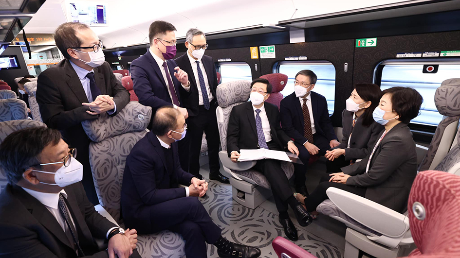 李家超率團乘高鐵訪穗深 討論推進大灣區發展