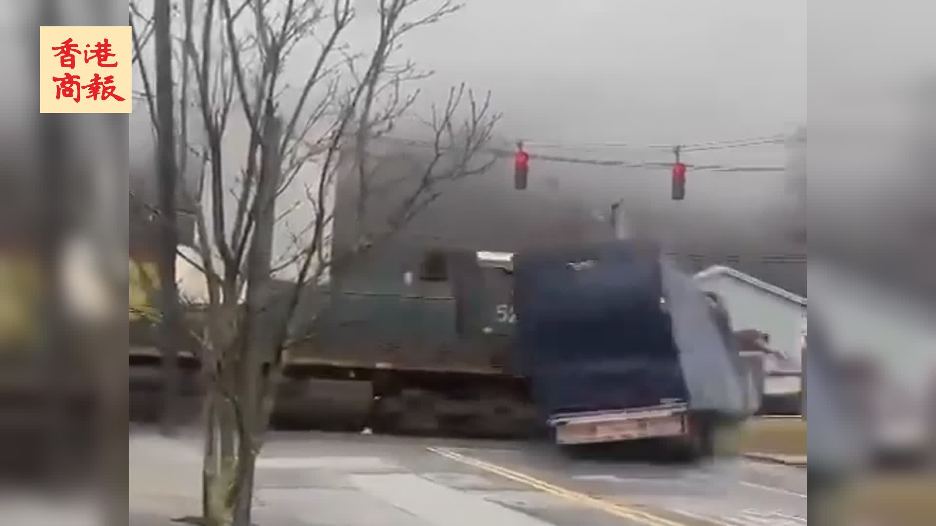 有片 | 驚險萬分！美國一輛卡車被貨運列車撞碎