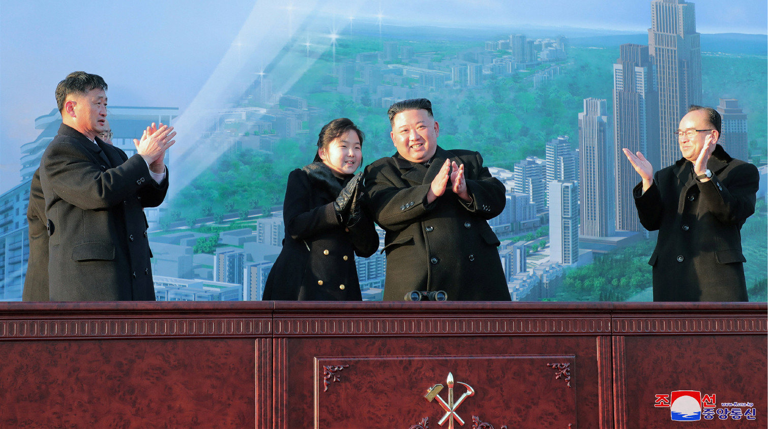金正恩攜女兒出席新居民區奠基典禮