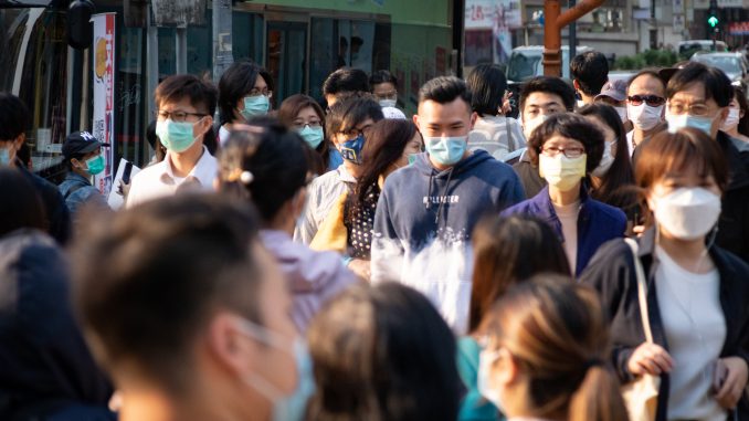港大學者：全民口罩令回報低 惟高風險場所仍應戴口罩