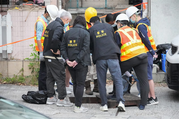 名媛碎屍案 | 警方重案組和渠務署人員到大埔龍尾村檢查附近渠管