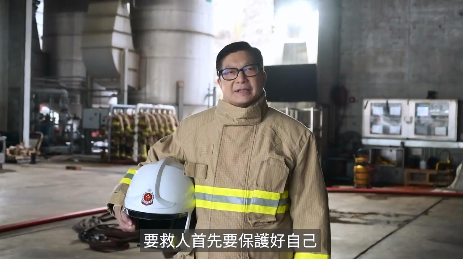 有片｜鄧炳強變身「黃金戰士」 與楊恩健撲救汽車大火