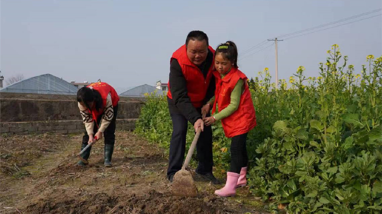 皖屯溪區：大手牽小手 學雷鋒助春耕