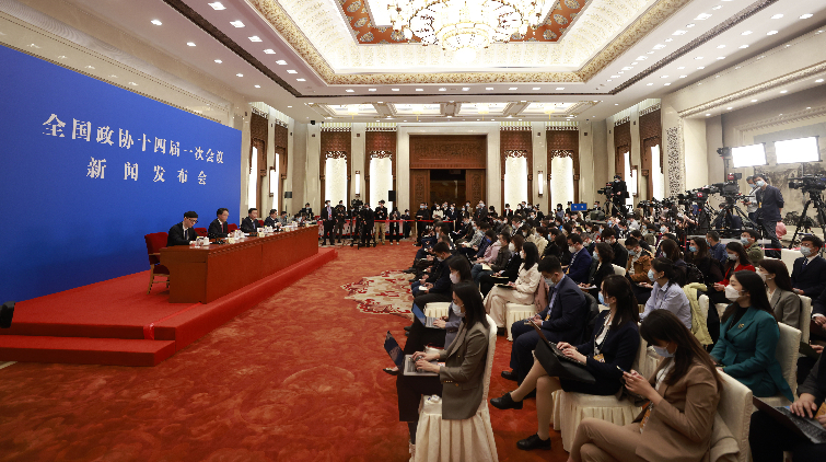 兩會觀察 | 首場發布會重回線下 交流再次「面對面」