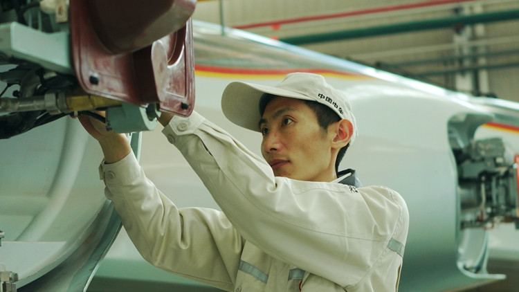 全國人大代表李文龍：打造高技能人才隊伍 培養大國工匠