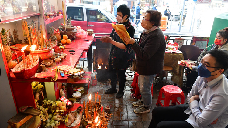 圖集｜驚蟄日春雷始鳴  市民忙於打小人
