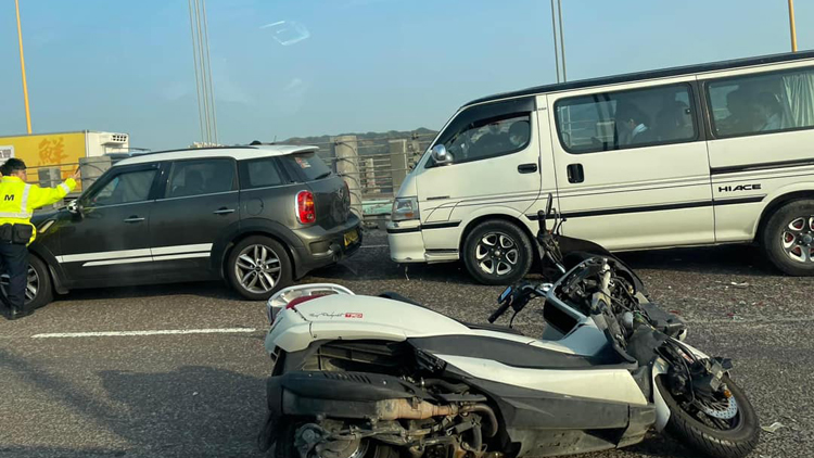 青馬大橋發生5車串燒事故 一電單車司機受傷送院